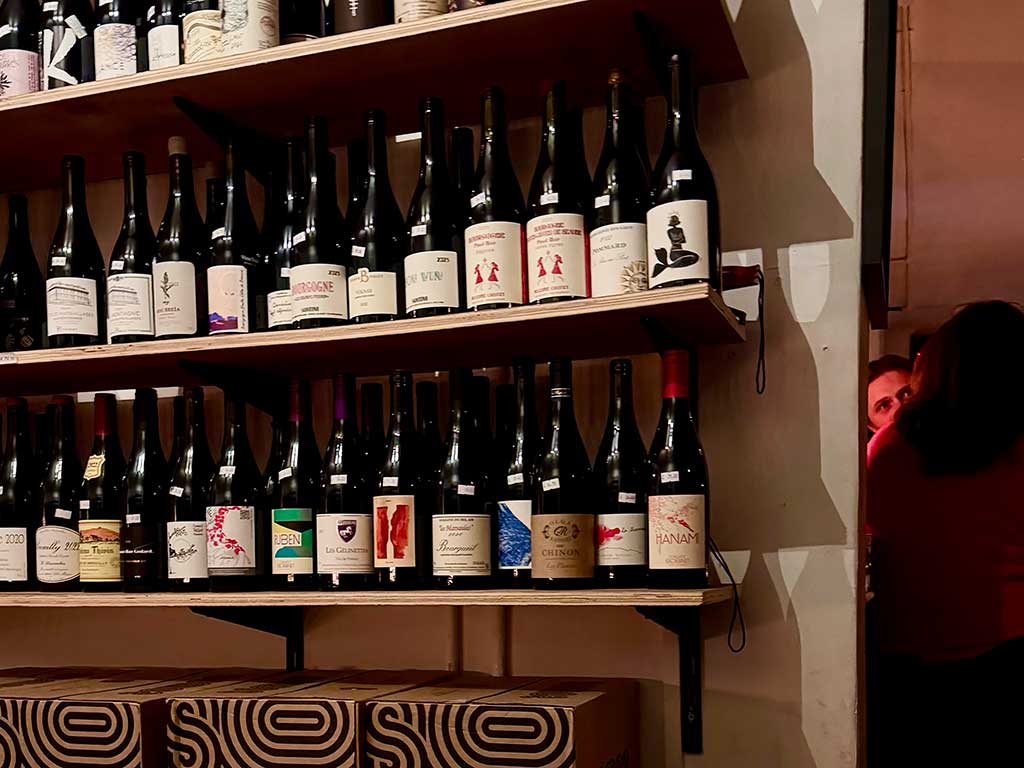 Image of interior of Dans that links to the Dans Wine Bar Page.